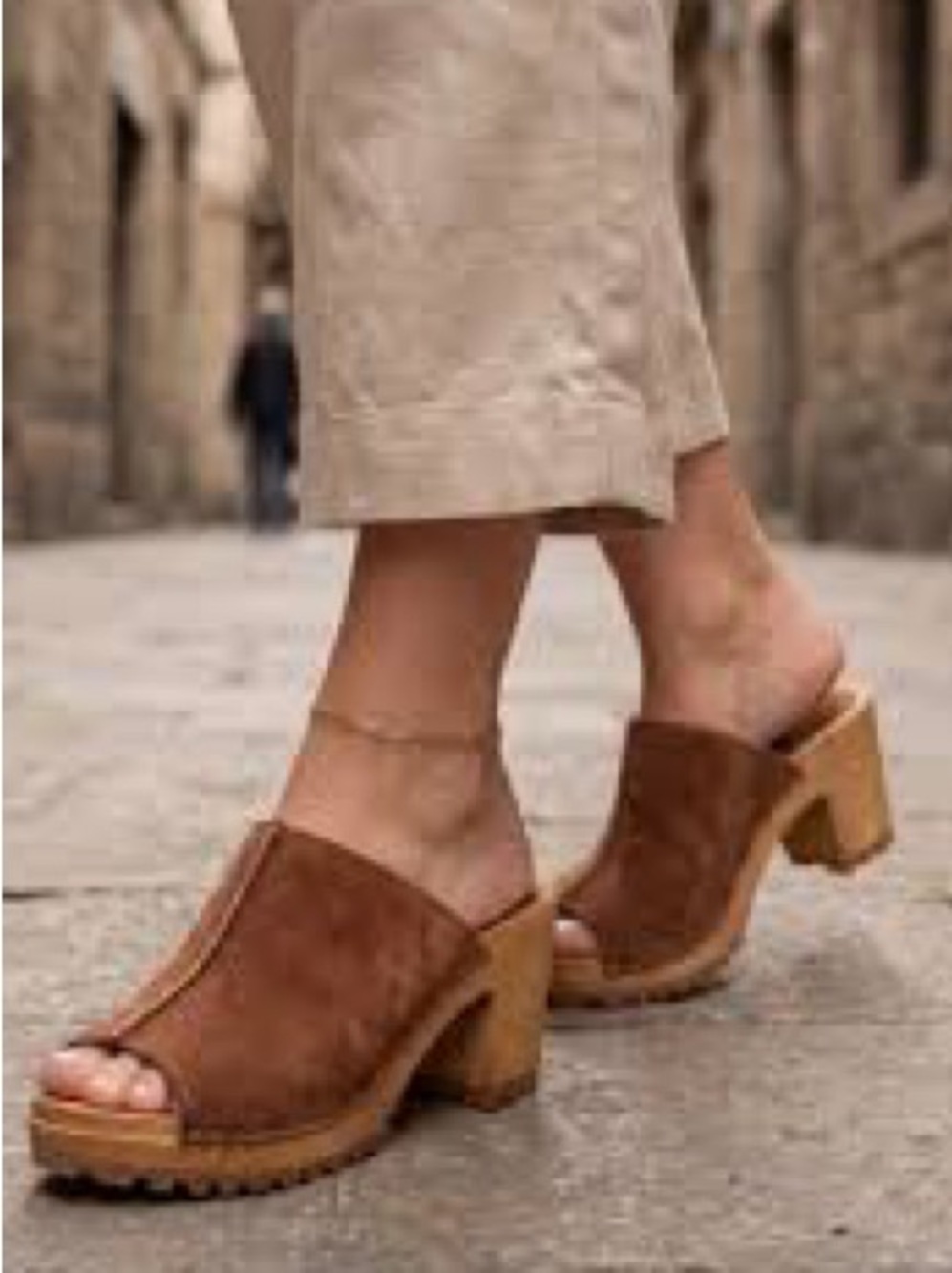 CALOU Stockholm Suede Clog Yellow
Suede Open-Toe Platform Clogs - Picture 5 of 12